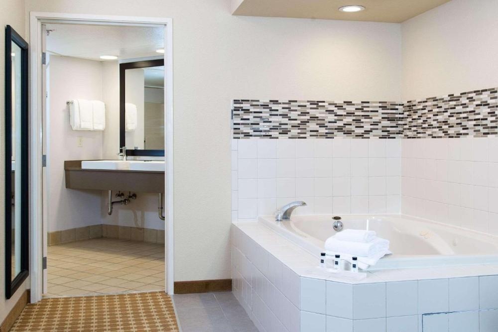 Country Inn & Suites by Radisson, Milwaukee West (Brookfield), WI